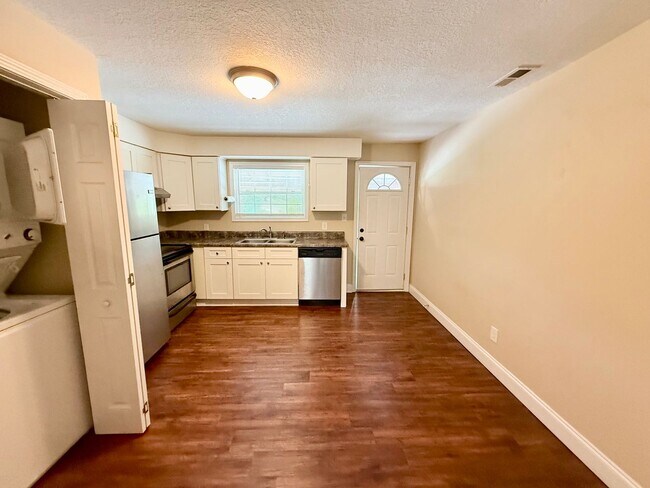 Building Photo - 2 Bedroom / 1 Bath Apt. - Johnson City