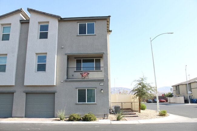 Building Photo - THREE BEDROOMS ALL WITH PRIVATE BATHROOMS