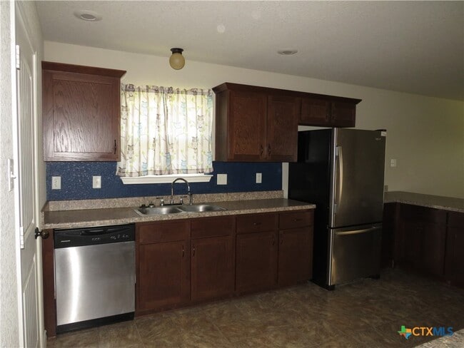 Building Photo - 2604 Hector Dr
