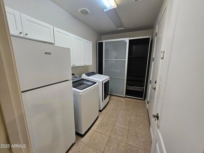 Building Photo - 3216 S Cottonwood Dr