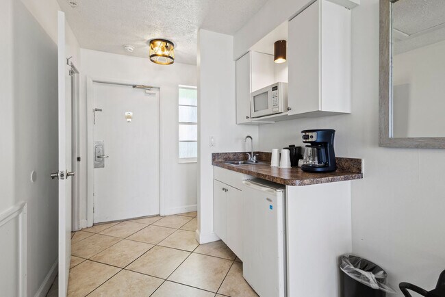 Building Photo - 110 S Ocean Dr