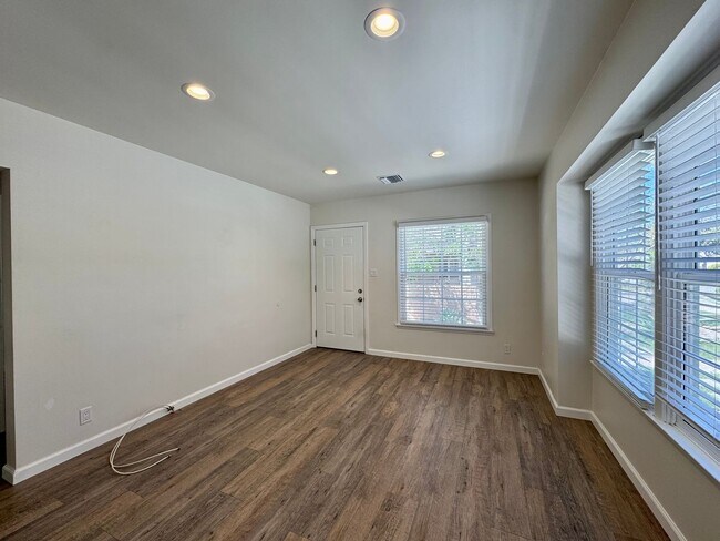 Building Photo - Large front unit apartment with patio