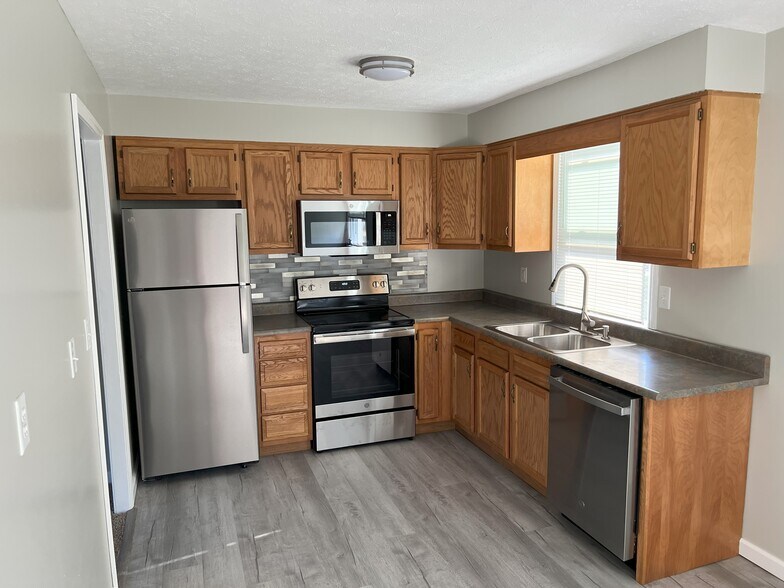 Stainless Appliances - 4347 Cavelle Ave