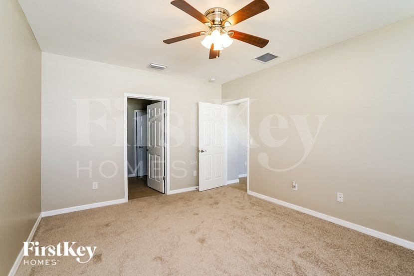 Building Photo - 1402 NW Juanita Pl