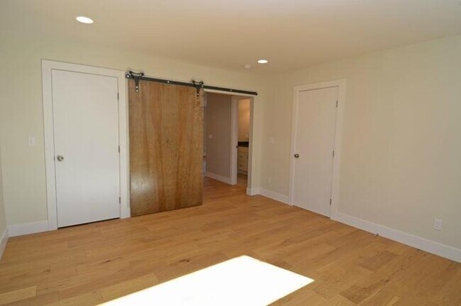 Building Photo - Spacious 5-Bedroom Home for Rent in the Maple Leaf Community