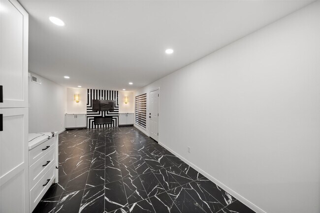 Building Photo - 2101 Fountain View Dr