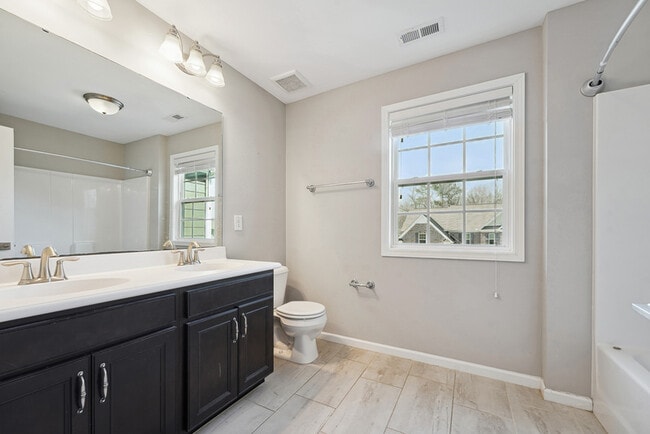 Building Photo - 2312 Longmont Dr