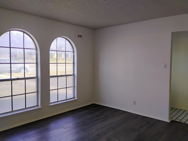 Building Photo - 322 Enchanted Way