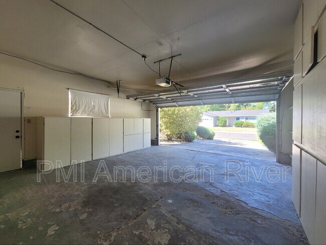 Building Photo - 977 Briarcrest Way