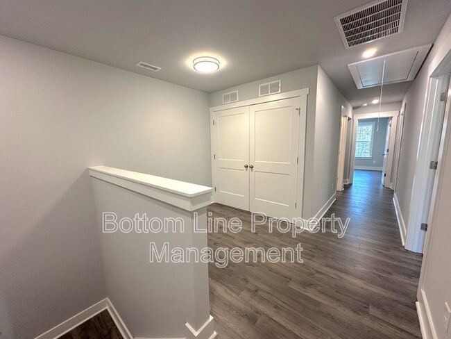 Building Photo - 3814 Starmount Ave