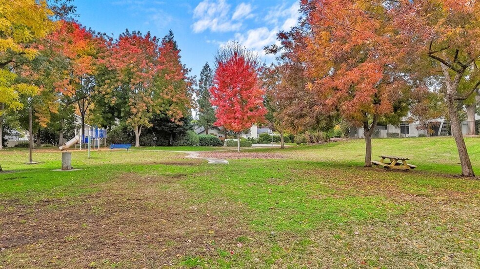 Building Photo - 9178 N Woodlawn Dr