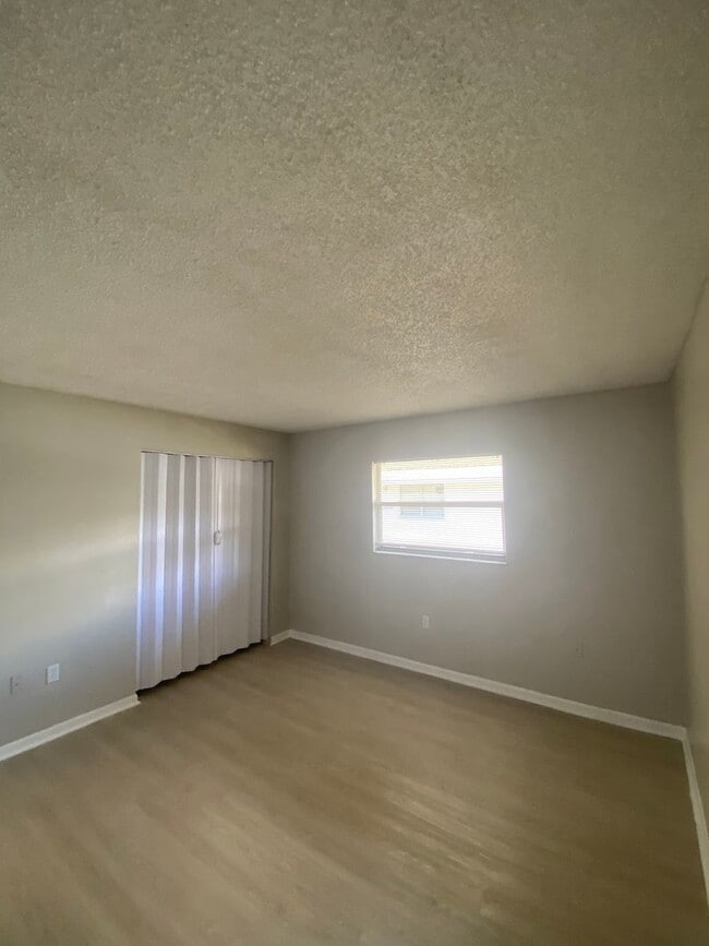 Building Photo - 2 BEDROOM, 1 BATH APARTMENT HOME - PINELLAS PARK