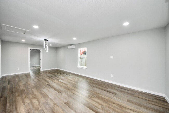 Building Photo - 1218 Des Jardines St