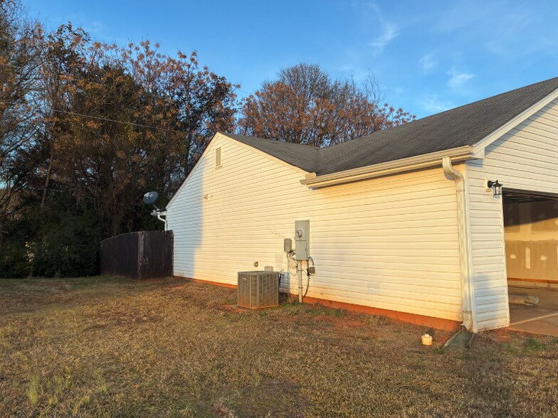 Building Photo - 135 Ansley Dr