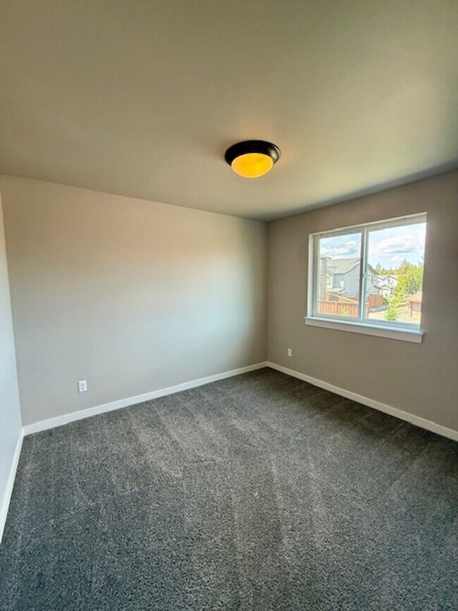 Building Photo - Beautiful 3-Bedroom Townhome in Purcell La...