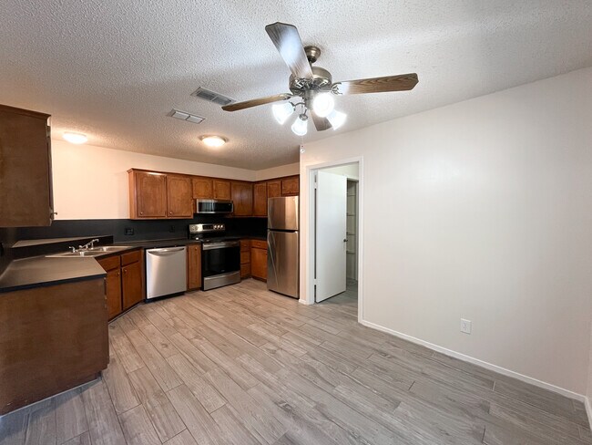 Building Photo - 408 Briar Square