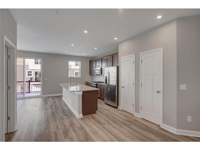 Building Photo - 855 Roselyn Dr