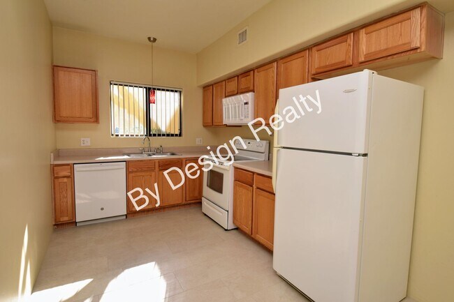 Building Photo - Newly Updated 3 Bed 2 Bath Townhome in Gated Central Tucson Community with Mountain Views