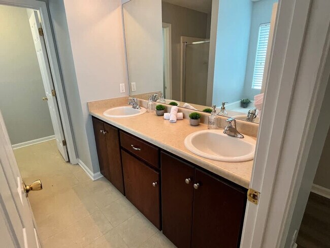 Building Photo - 182 Aquinnah Dr