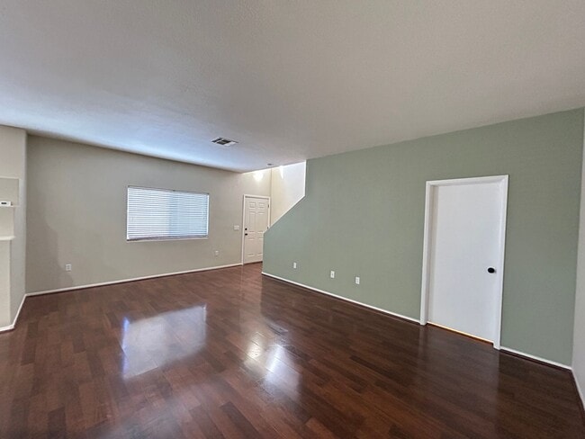 Building Photo - Gated Townhome 3-Bedrooms 2.5-Bathrooms!