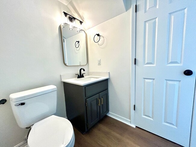 Building Photo - Well appointed 2 bed, 2.5 bath Townhouse Partial Utilities Included!