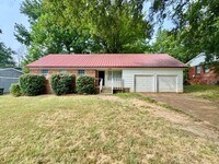 Building Photo - 2050 Sharon Ln