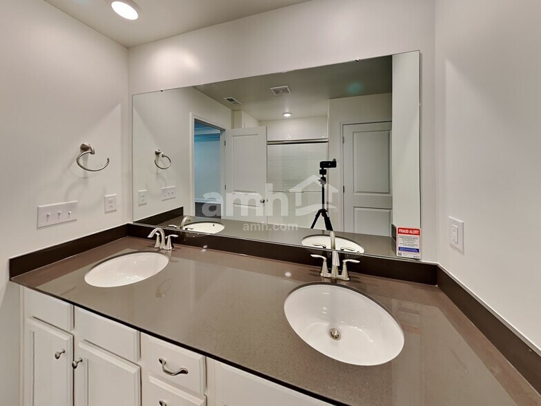 Building Photo - 572 Rivermist Dr
