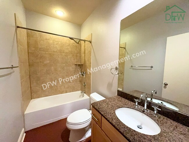 Building Photo - Elegant and Spacious 2-Bedroom Townhome with Rooftop View in Dallas