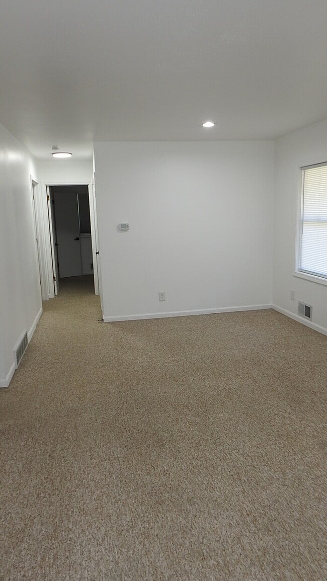Building Photo - 4 bed 2 bath for Rent in Roeland Park, KS