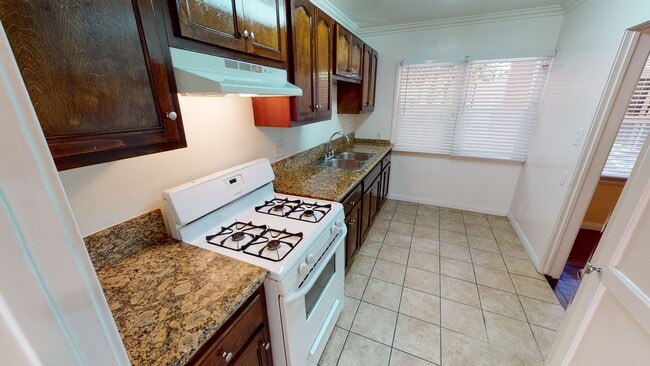 Building Photo - Adams Apartments...Newly Remodeled 1 Bedroom Apartment...Great Location!
