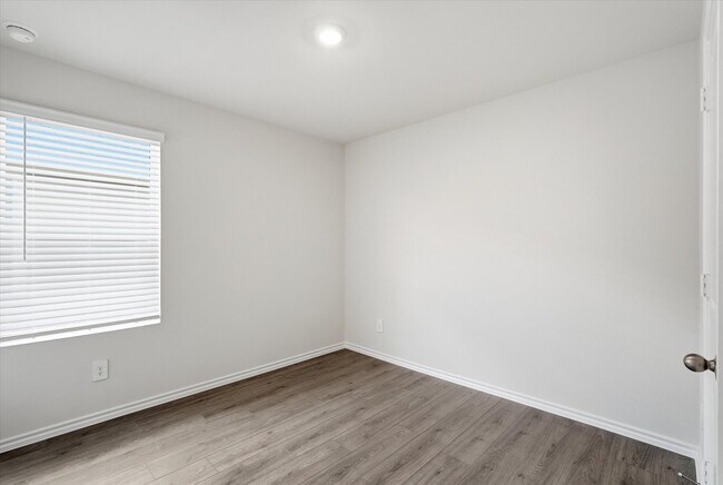 Building Photo - 1141 Northfield Dr