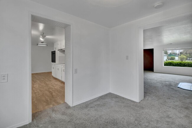 Building Photo - Cozy 4-Bedroom Home with Wood Stove & Large Backyard in Mountlake Terrace