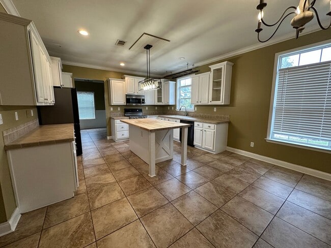 Building Photo - Charming and spacious home for rent in Lee...