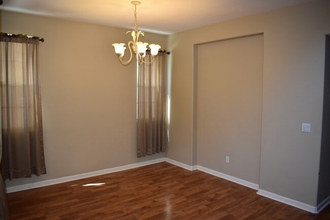 Building Photo - 3587 Sarasota Ave
