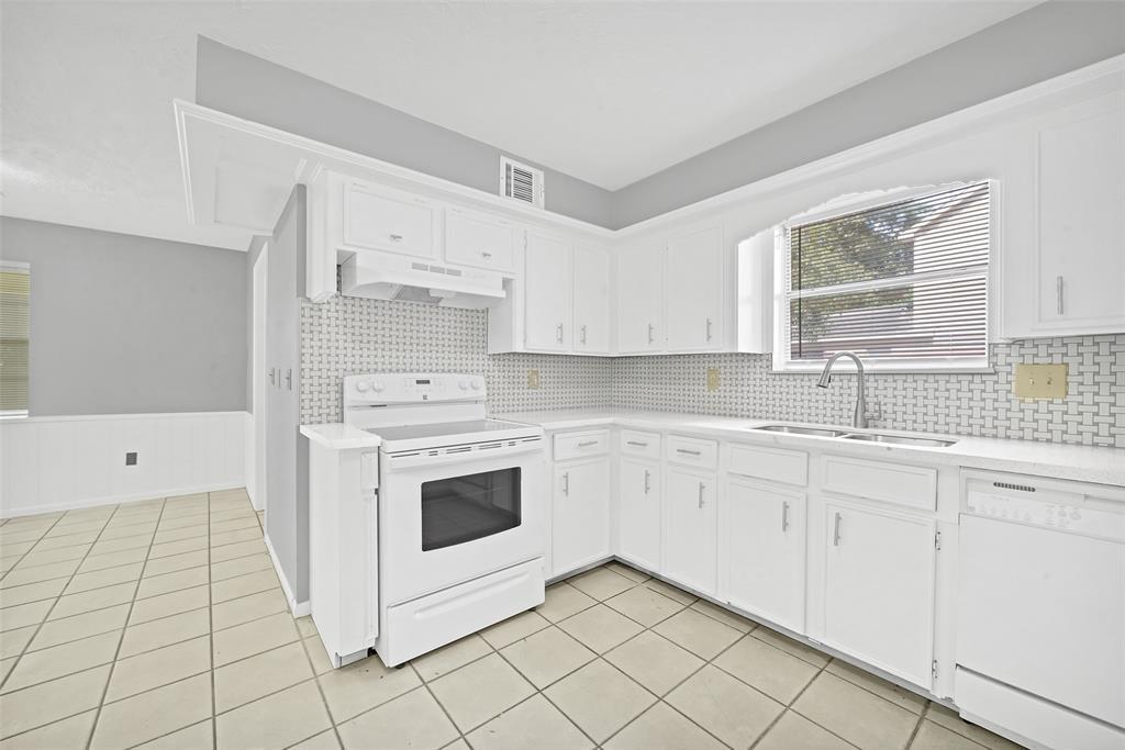 The breakfast area is approx 10x9 with tile floors - 5703 Green Timbers Dr