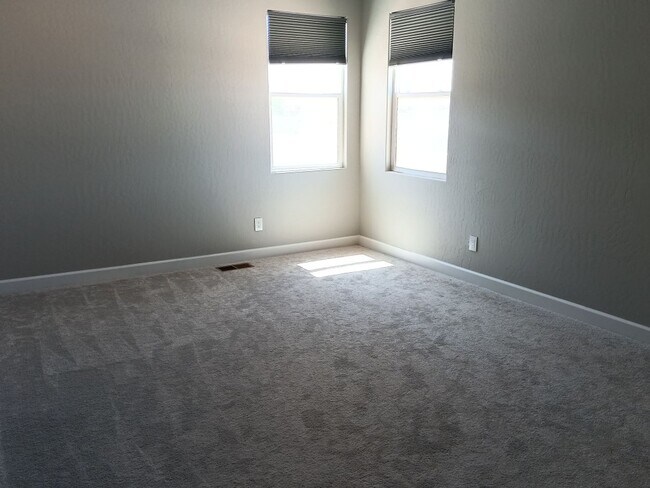 Building Photo - Stunning 4-bedroom, 3.5-bathroom home loca...