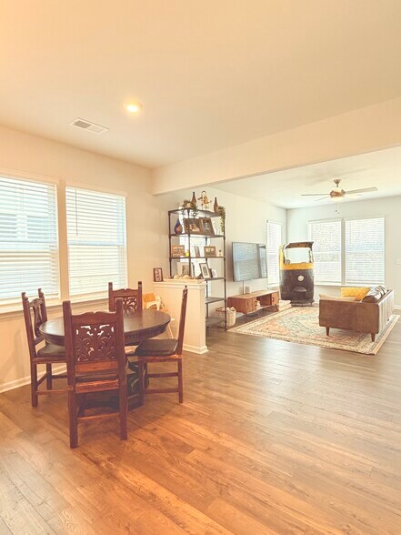 Dinning area - 306 Poinsett Bridge Way