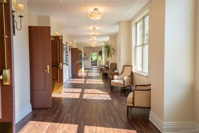 Building Photo - 300 E Overlook