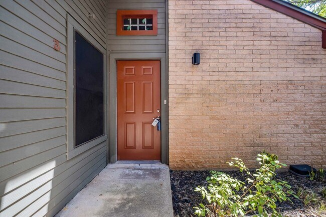 Building Photo - Lovely 1 Bedroom, 1 Bath Condo in South Lamar