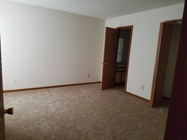 Building Photo - Great 3 Bed 2 Bath 2 Car Garage Flat Duplex- Pets ok!