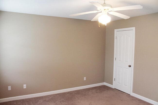 Building Photo - 1304 E Brown School Rd