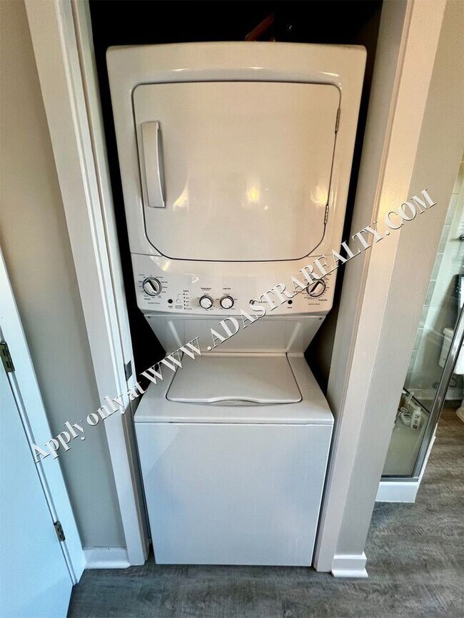 Building Photo - Beautiful 2 Bed 2.5 Bath Townhome Near The Plaza - Available NOW!!