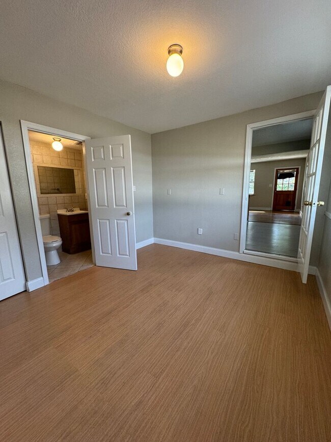 Building Photo - Fenced in four bedroom house near beautiful Gulfport