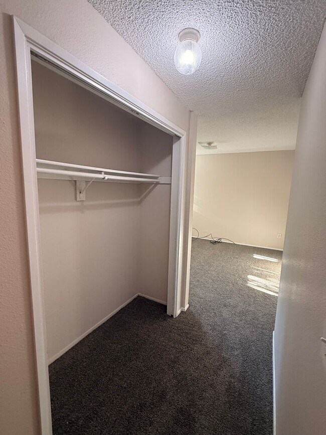 Building Photo - Spacious 1 Bedroom Duplex, Great Location, W/D In Unit, Bright Living Space!!