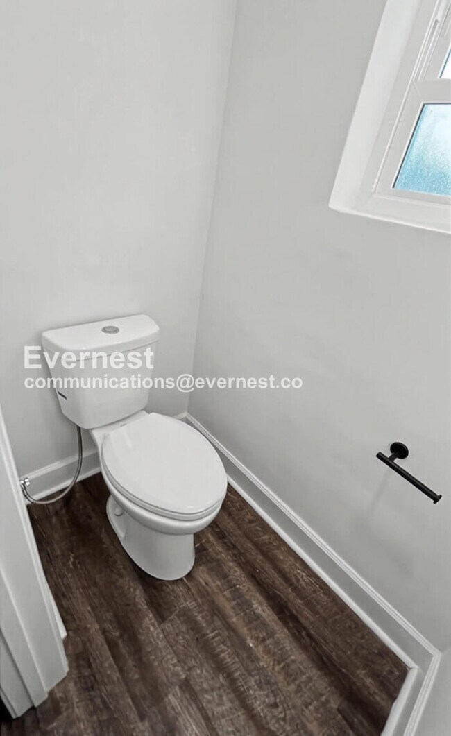 Building Photo - 3 Bed, 2 Bath Home with Fenced Yard / Pet-Friendly / Available Now!