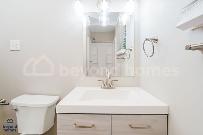 Building Photo - Stunning 4 Bedroom 2 Bathroom Home - Looki...