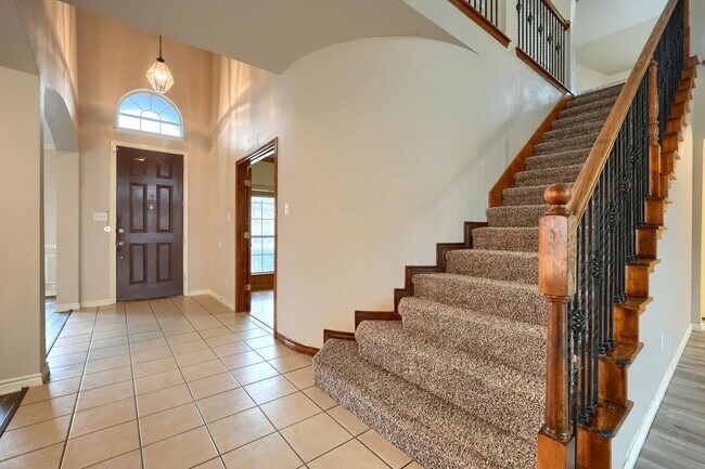 Building Photo - Stunning 5-Bedroom Home with Spacious Backyard and Modern Upgrades