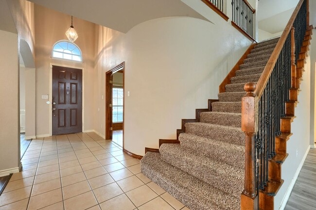 Building Photo - Stunning 6-Bedroom Home with Spacious Backyard and Modern Upgrades