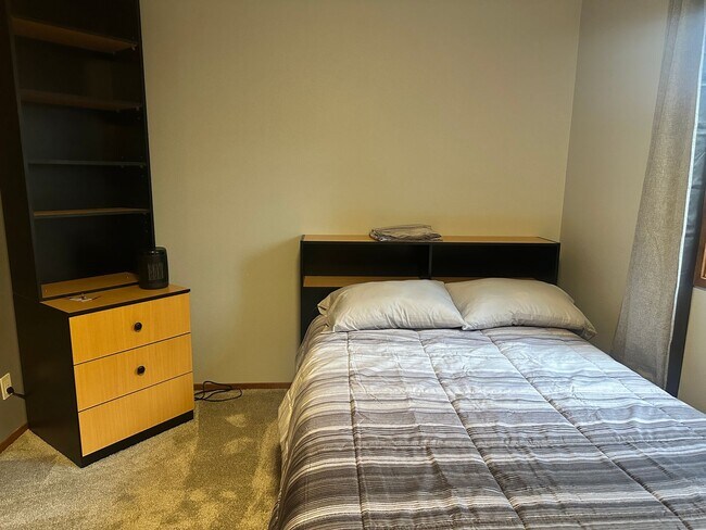 Building Photo - Super Comfortable Furnished Short term rental