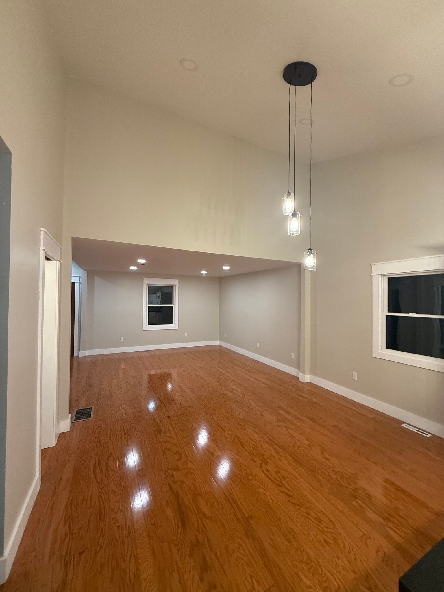 Building Photo - 202 Oak St